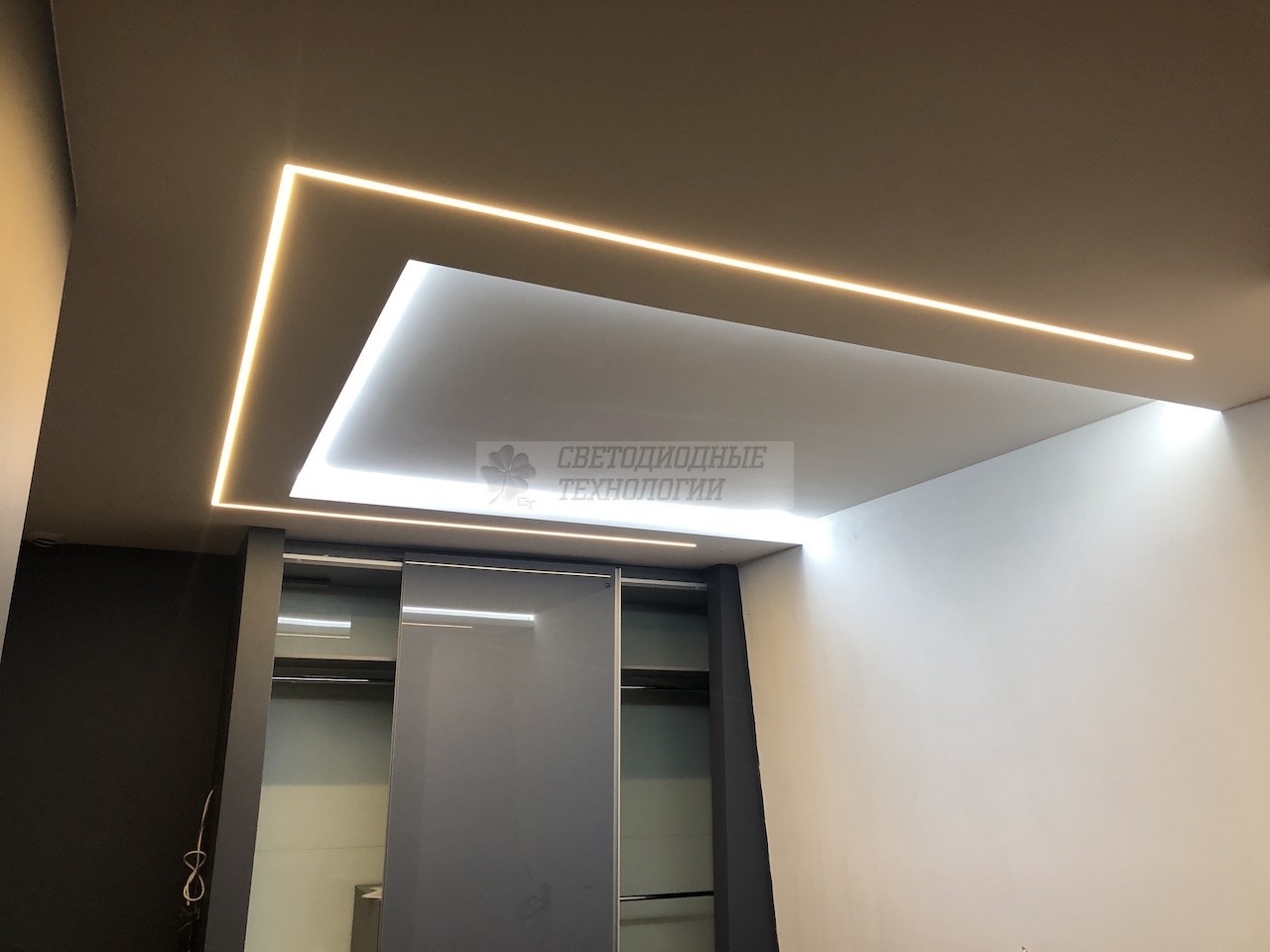 Контурная LED подсветка потолка