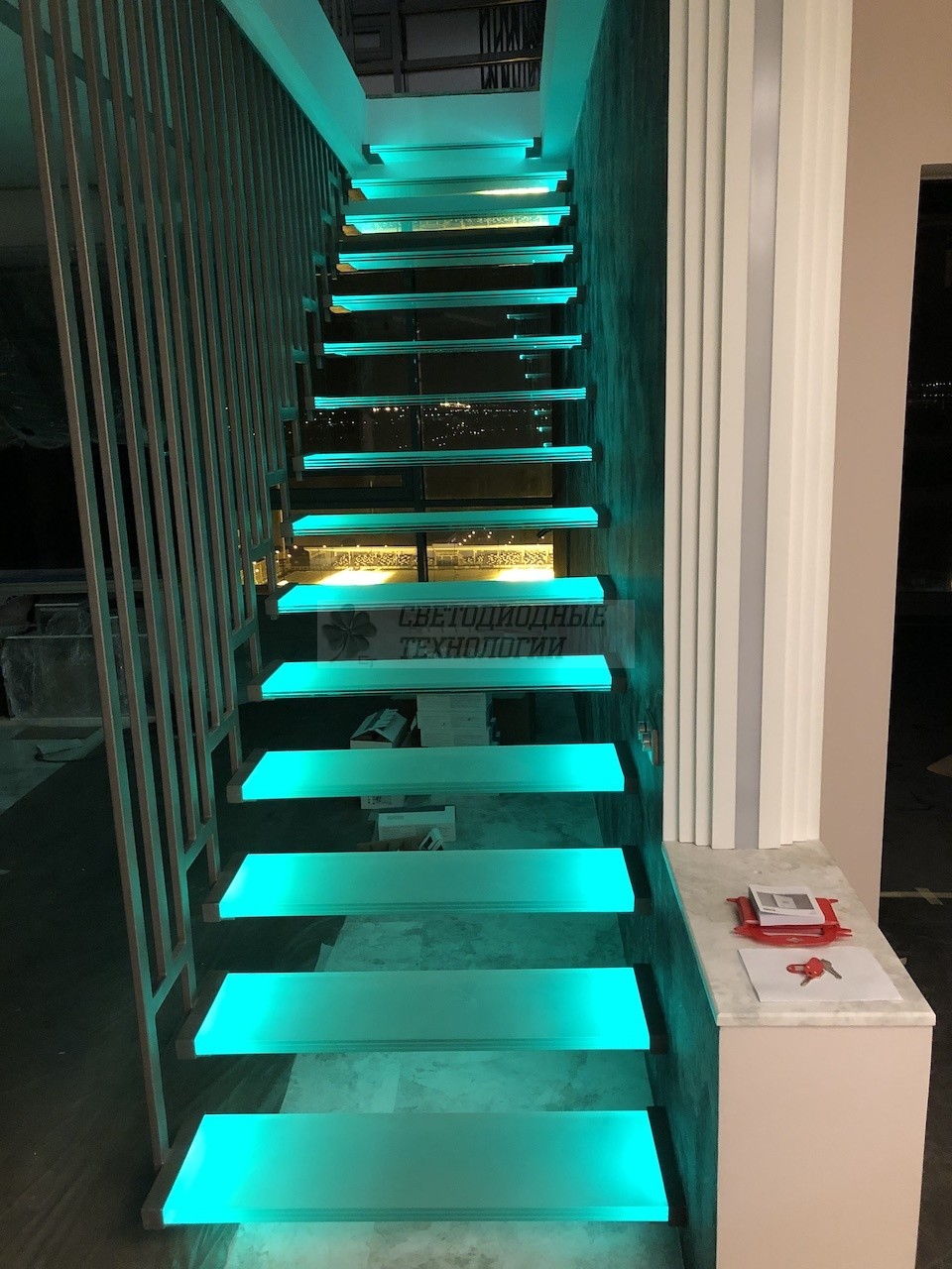 LED RGB подсветка стеклянных ступеней