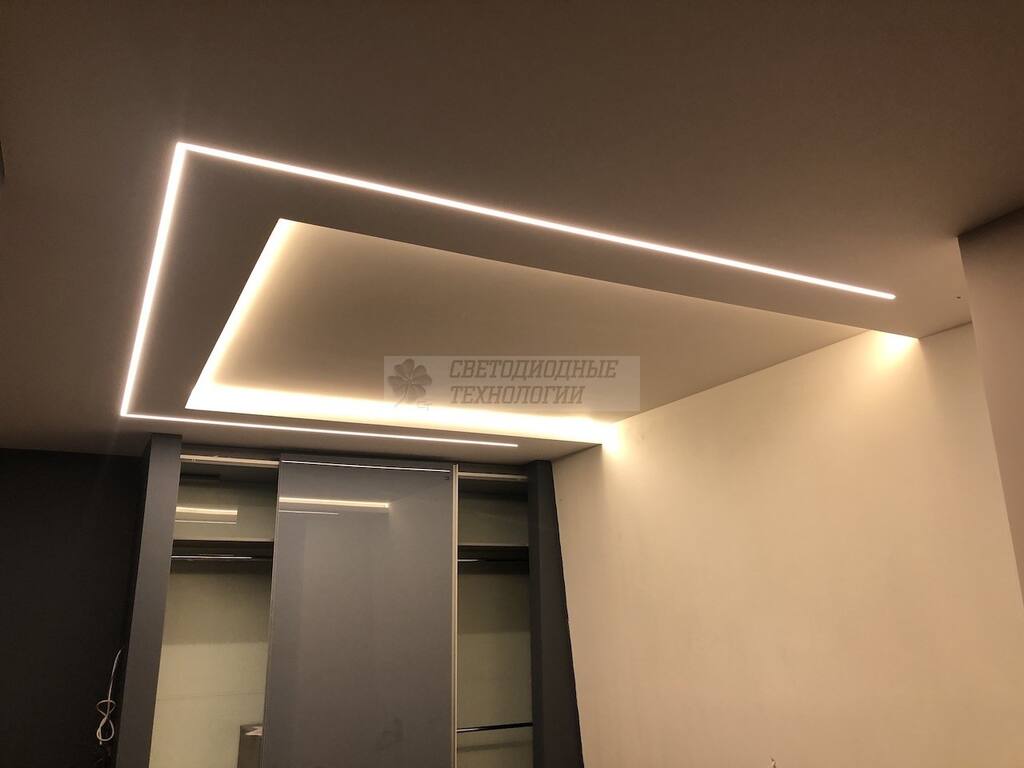 Контурная LED подсветка потолка